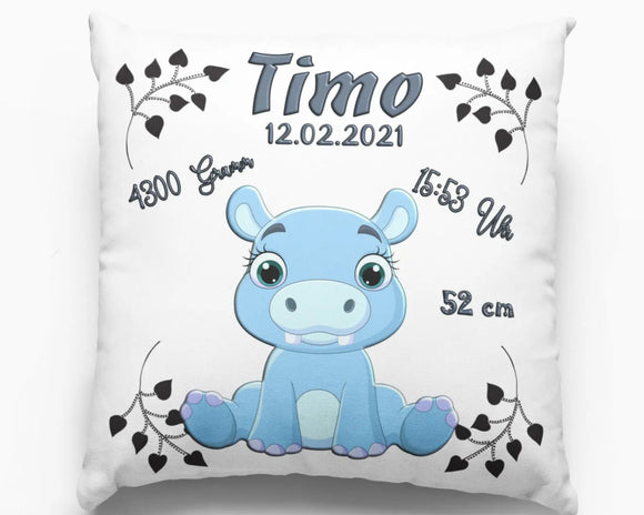 Geburtskissen mit blauem Nilpferd als Tiermotiv – niedliches Baby-Nilpferd sitzt in der Mitte, umgeben von Geburtsdaten und schwarzen Blätterranken.