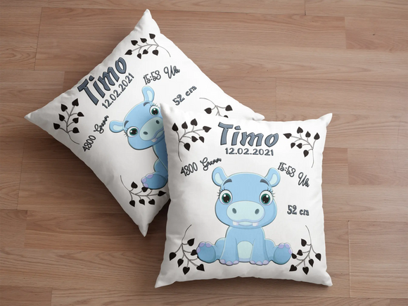 Kuschelkissen zur Geburt mit süßem Nilpferdchen – freundliches Flusspferd mit großen Augen und Zahnlücke, liebevoll ergänzt durch Uhrzeit, Größe, Gewicht und Geburtsdatum.