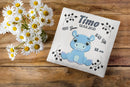 Geschenkidee zur Geburt mit blauem Hippo-Motiv – kindliches Design mit sympathischem Nilpferdchen und verspielter Schrift für die Geburtsdaten.