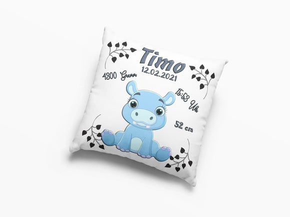 Erinnerungskissen mit Nilpferdbaby und Herzblattdeko – kindgerechtes Kissen mit blauem Hippo in der Mitte und stilisierten schwarzen Blattverzierungen.