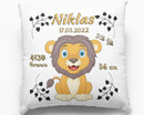 Geburtskissen mit fröhlichem Löwenbaby – niedlicher kleiner Löwe mit brauner Mähne und großen blauen Augen sitzt in der Mitte, umgeben von Geburtsdaten und Blätterranken.