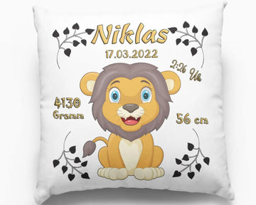Geburtskissen mit fröhlichem Löwenbaby – niedlicher kleiner Löwe mit brauner Mähne und großen blauen Augen sitzt in der Mitte, umgeben von Geburtsdaten und Blätterranken.