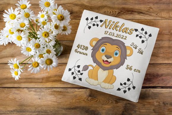 Geschenkidee zur Geburt mit Löwenbaby und Blättern – fröhlicher Löwe mit strahlendem Blick, begleitet von allen wichtigen Geburtswerten.