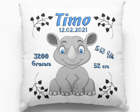 Geburtskissen mit niedlichem Nashornbaby – fröhliches graues Nashorn mit großen blauen Augen sitzt in der Mitte, umgeben von Geburtsdaten und Blätterranken.