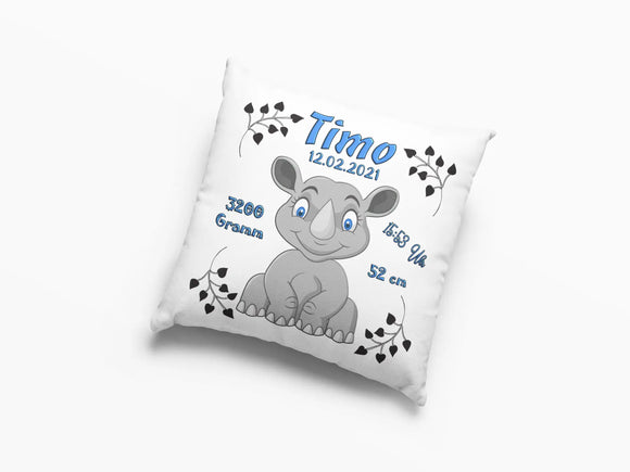 Weiches Zierkissen zur Geburt mit Nashorn und dekorativen Elementen – harmonisches Design für Neugeborene mit Tiermotiv, Blattdeko und Geburtsdaten in blauer Schrift.