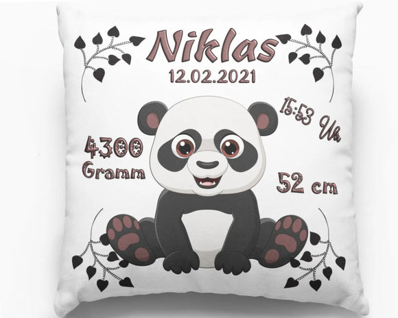 Geburtskissen mit süßem Pandababy – fröhlicher Panda mit großen Augen sitzt zentral auf dem Kissen, umgeben von Geburtsdaten und Blätterranken.
