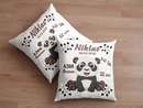 Kuschelkissen zur Geburt mit Pandabär und Herzblättern – niedliches Pandamotiv in Schwarz-Weiß mit rosa Details, ergänzt durch Uhrzeit, Gewicht, Größe und Datum.