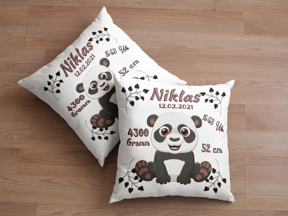 Kuschelkissen zur Geburt mit Pandabär und Herzblättern – niedliches Pandamotiv in Schwarz-Weiß mit rosa Details, ergänzt durch Uhrzeit, Gewicht, Größe und Datum.