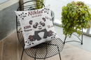 Baby-Kissen mit Panda-Illustration und Geburtsangaben – dekoratives Tierkissen mit freundlich lächelndem Pandababy und verspielter Schriftgestaltung.