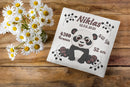 Geschenkidee zur Geburt mit sitzendem Pandabär – modernes Babykissen mit süßem Panda, schwarzen Blattverzierungen und personalisierbaren Geburtsdaten.