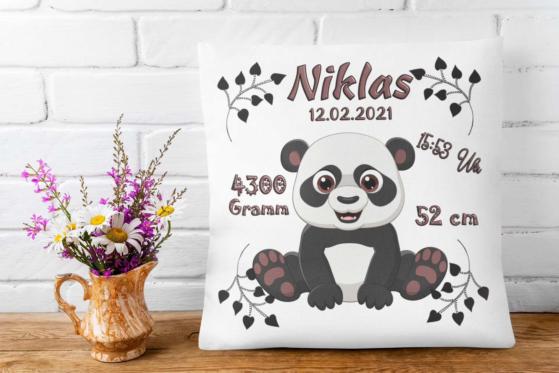 Personalisierbares Kissen mit Pandababy und floraler Deko – liebevoll gestaltetes Kissen mit Tiermotiv, farblich abgestimmten Daten und verspieltem Layout.