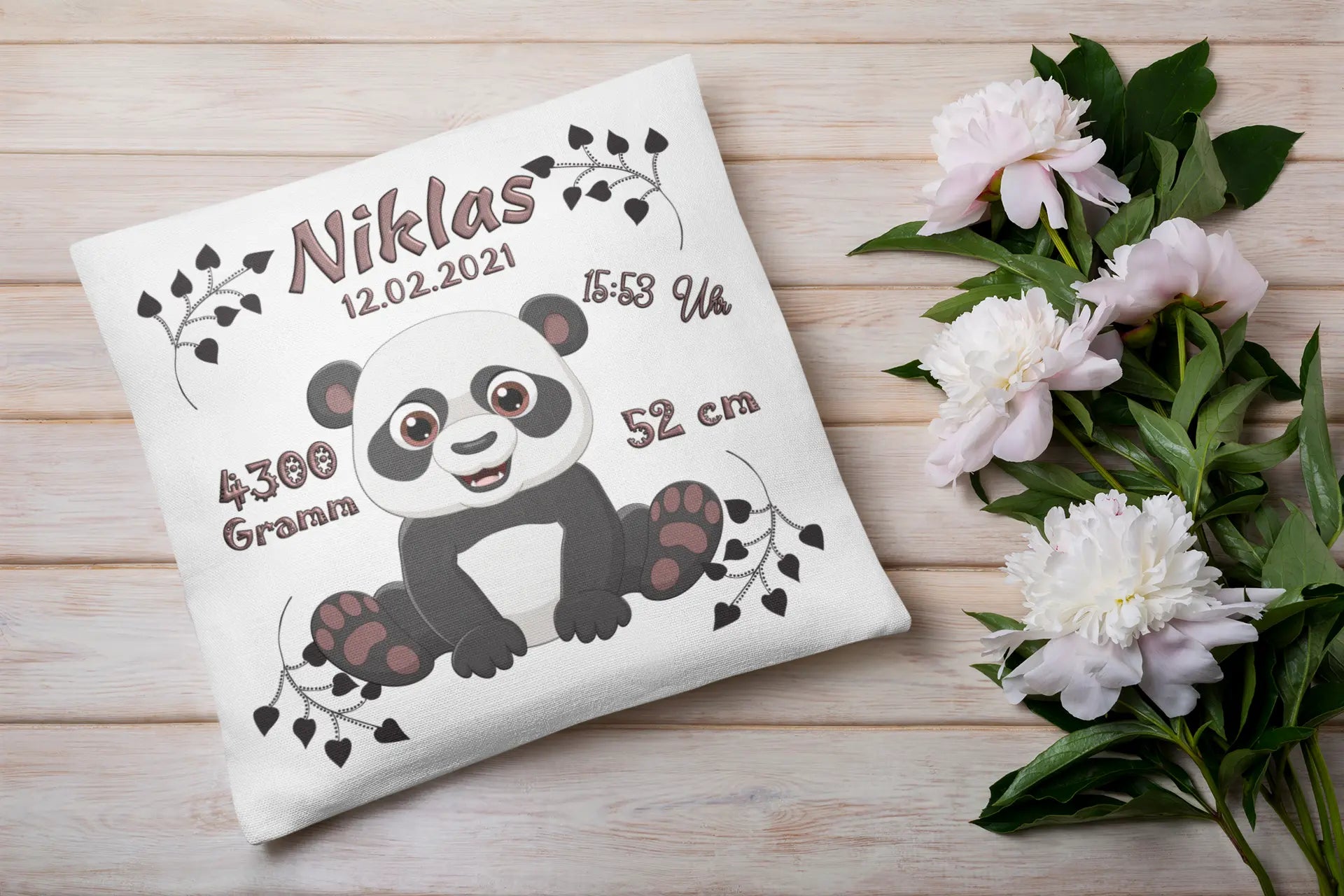 Erinnerungskissen mit Panda-Motiv für Neugeborene – Panda mit rosa Pfoten sitzt auf weißem Hintergrund, umrahmt von typischen Geburtsinformationen.
