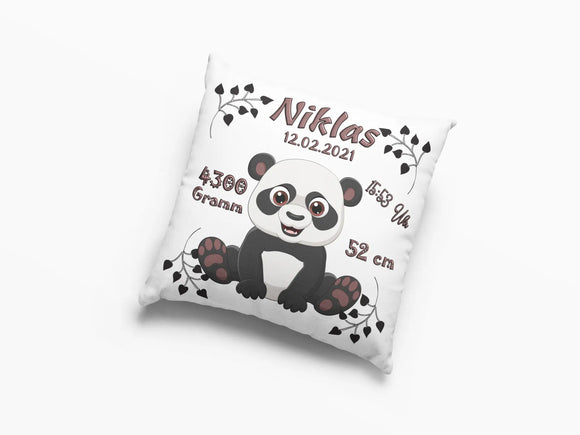 Zierkissen zur Geburt mit Panda und Dekoblättern – kindgerechtes Design mit fröhlichem Pandabär und dekorativen Ranken, ideal als Geschenk zur Geburt.