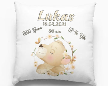 Geburtskissen mit lächelndem Löwenbaby und Blumenranke – zartes Tiermotiv mit schlafendem Löwen, umrahmt von Blüten und Geburtsdaten.