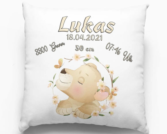 Geburtskissen mit lächelndem Löwenbaby und Blumenranke – zartes Tiermotiv mit schlafendem Löwen, umrahmt von Blüten und Geburtsdaten.