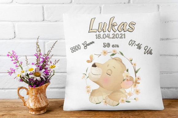 Baby-Kissen mit Blumenkranz und sanftem Löwenmotiv – verträumtes Design mit friedlich ruhendem Löwen, ergänzt durch Größe, Gewicht, Uhrzeit und Datum.