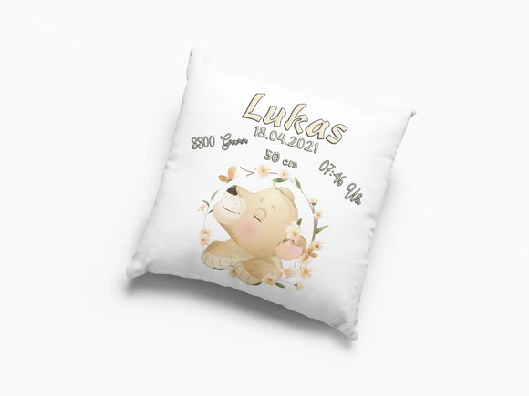 Zierkissen zur Geburt mit Naturmotiv und Löwenkind – pastellfarbene Illustration eines lächelnden Löwen mit floraler Deko und individuellen Geburtsangaben.
