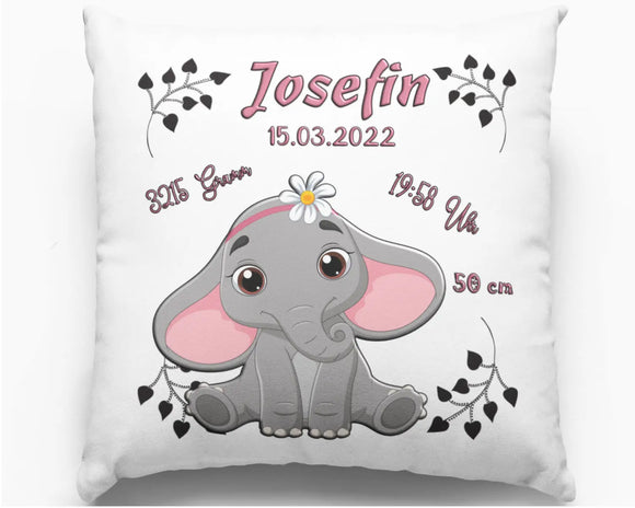 Geburtskissen mit Elefantenmädchen und Blume – süßer grauer Elefant mit rosa Ohren und Blume im Haar, umgeben von Geburtsdaten und Blätterranken.
