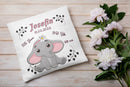 Baby-Kissen mit weiblichem Elefanten-Design – graues Elefantenbaby mit rosa Akzenten sitzt in der Mitte, umrahmt von personalisierbaren Geburtsdaten.