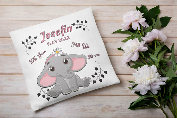 Baby-Kissen mit weiblichem Elefanten-Design – graues Elefantenbaby mit rosa Akzenten sitzt in der Mitte, umrahmt von personalisierbaren Geburtsdaten.