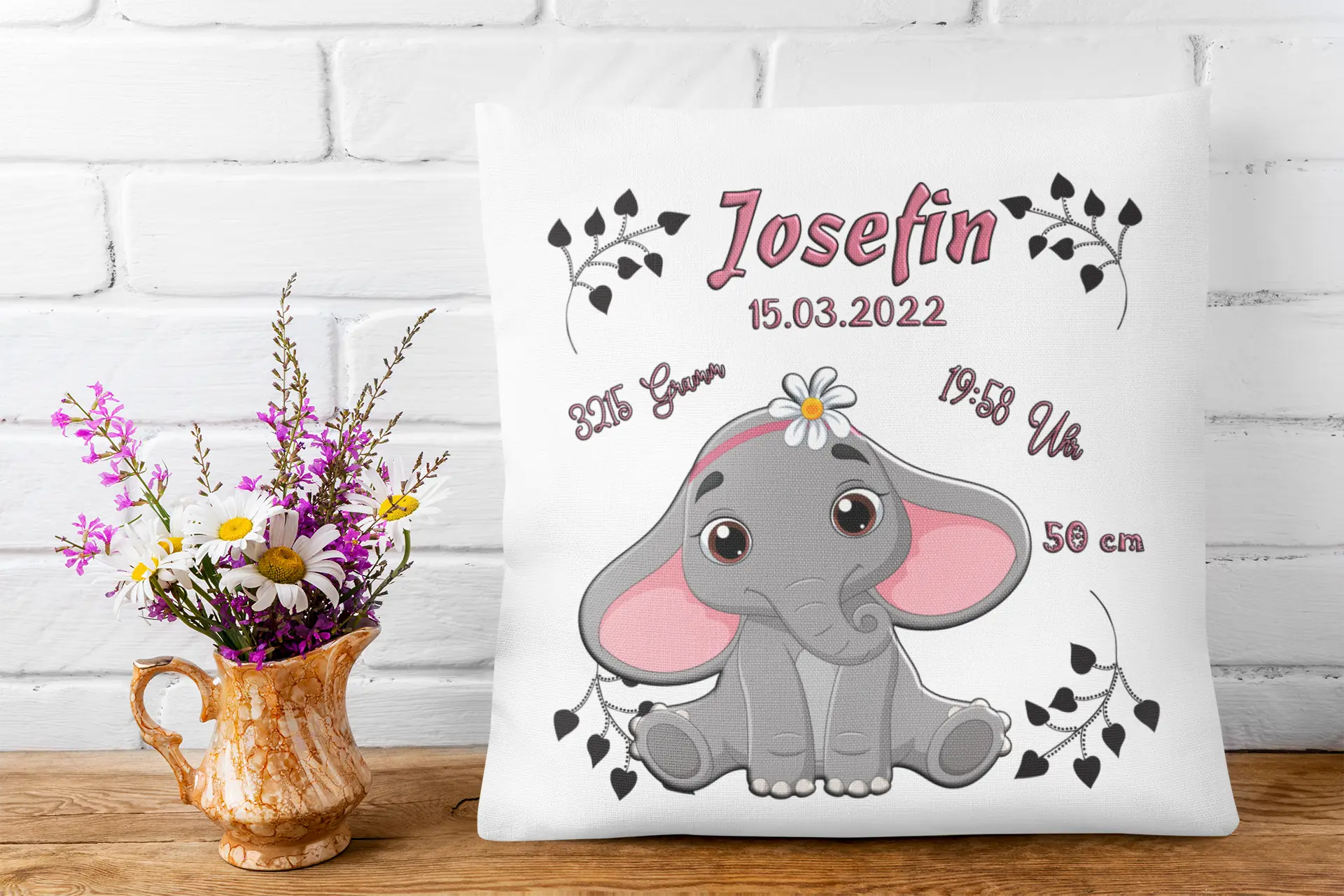 Personalisierbares Kissen zur Geburt mit Elefantenmädchen – fantasievolles Design mit fröhlichem Elefanten und dekorativen Blättern.