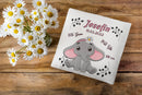 Geschenkidee zur Geburt mit süßem Elefant und Blüte – zartes Tiermotiv mit rosa Details, ergänzt durch Uhrzeit, Größe, Gewicht und Geburtsdatum.