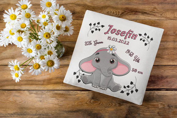 Geschenkidee zur Geburt mit süßem Elefant und Blüte – zartes Tiermotiv mit rosa Details, ergänzt durch Uhrzeit, Größe, Gewicht und Geburtsdatum.