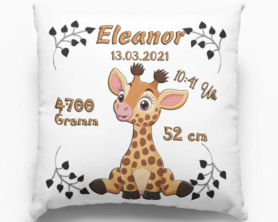 Geburtskissen mit sitzender Baby-Giraffe – niedliche Giraffe mit rosa Schnauze und großen Augen sitzt in der Mitte, umgeben von Geburtsdaten und Blätterranken.