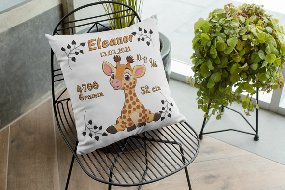 Kuschelkissen zur Geburt mit Giraffenbaby und Geburtsangaben – liebevoll gestaltetes Design mit einer fröhlich blickenden Giraffe, ergänzt durch Uhrzeit, Gewicht, Größe und Datum.