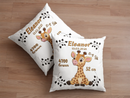 Personalisierbares Kissen mit Giraffe und floralen Akzenten – modernes Babykissen mit zentral platzierter Giraffe, schwarzer Blattdeko und typischen Geburtswerten.