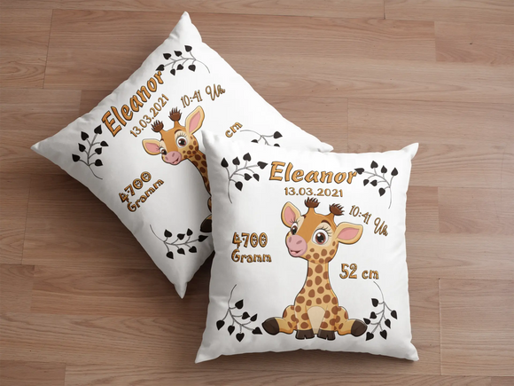 Personalisierbares Kissen mit Giraffe und floralen Akzenten – modernes Babykissen mit zentral platzierter Giraffe, schwarzer Blattdeko und typischen Geburtswerten.