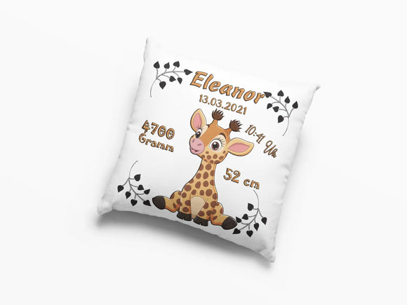 Zierkissen mit Baby-Giraffe auf weißem Hintergrund – stilvolles Geschenk zur Geburt mit verspieltem Giraffenmotiv und allen wichtigen Daten rund um das Neugeborene.