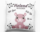 Geburtskissen mit rosa Nilpferd-Motiv – niedliches Nilpferdbaby in Rosa sitzt in der Mitte, umgeben von Geburtsdaten und dekorativen schwarzen Blätterranken.