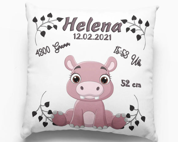 Geburtskissen mit rosa Nilpferd-Motiv – niedliches Nilpferdbaby in Rosa sitzt in der Mitte, umgeben von Geburtsdaten und dekorativen schwarzen Blätterranken.