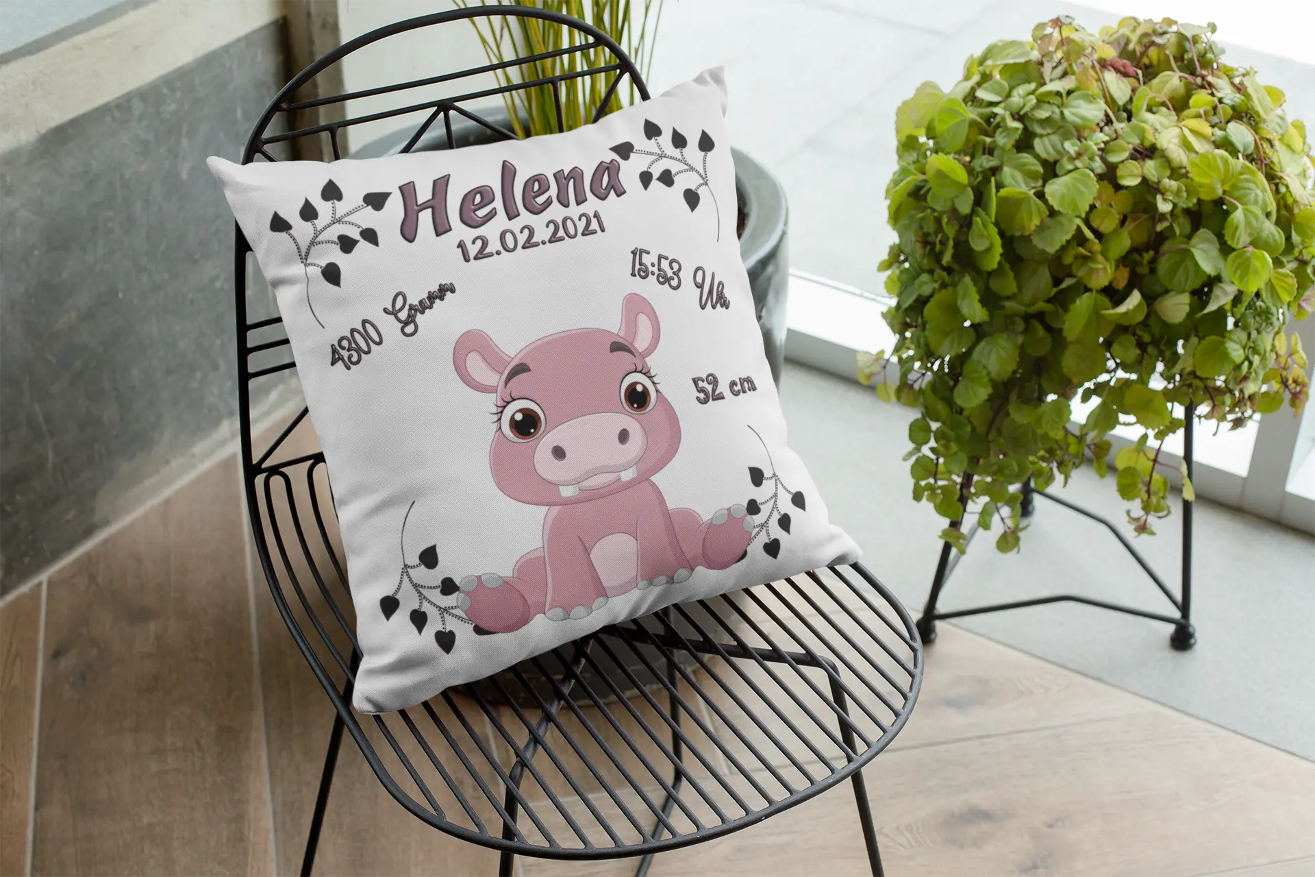 Kuschelkissen zur Geburt mit rosa Flusspferd – freundlich blickendes Nilpferd mit großen Augen und Zahnlücke, ergänzt durch Uhrzeit, Gewicht, Größe und Geburtsdatum.