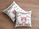 Baby-Kissen mit Nilpferd-Illustration in Rosa – zartes Tierdesign mit verspieltem Hippo auf weißem Hintergrund und liebevoll platzierten Geburtsangaben.