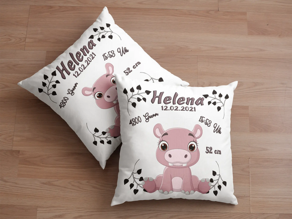 Baby-Kissen mit Nilpferd-Illustration in Rosa – zartes Tierdesign mit verspieltem Hippo auf weißem Hintergrund und liebevoll platzierten Geburtsangaben.