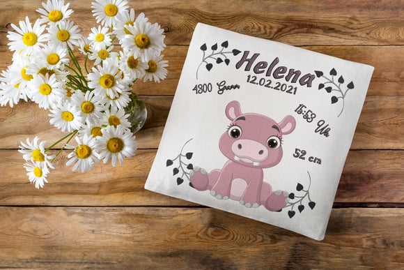 Geschenkidee zur Geburt mit Nilpferdchen und Herzranken – modernes Design mit rosa Nilpferd und feinen Blättern, ergänzt durch alle wichtigen Geburtswerte.