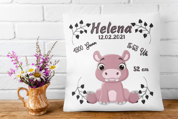 Personalisierbares Geburtskissen mit rosa Tiermotiv – fröhliches Nilpferd mit Wimpern und rosa Farbton als Hauptmotiv, kombiniert mit individuellen Geburtsdaten.