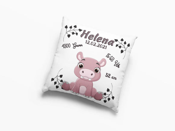 Zierkissen zur Geburt mit rosa Hippo und Geburtsinfos – freundliches Tiermotiv in harmonischer Farbkombination mit Gewicht, Größe, Uhrzeit und Datum.