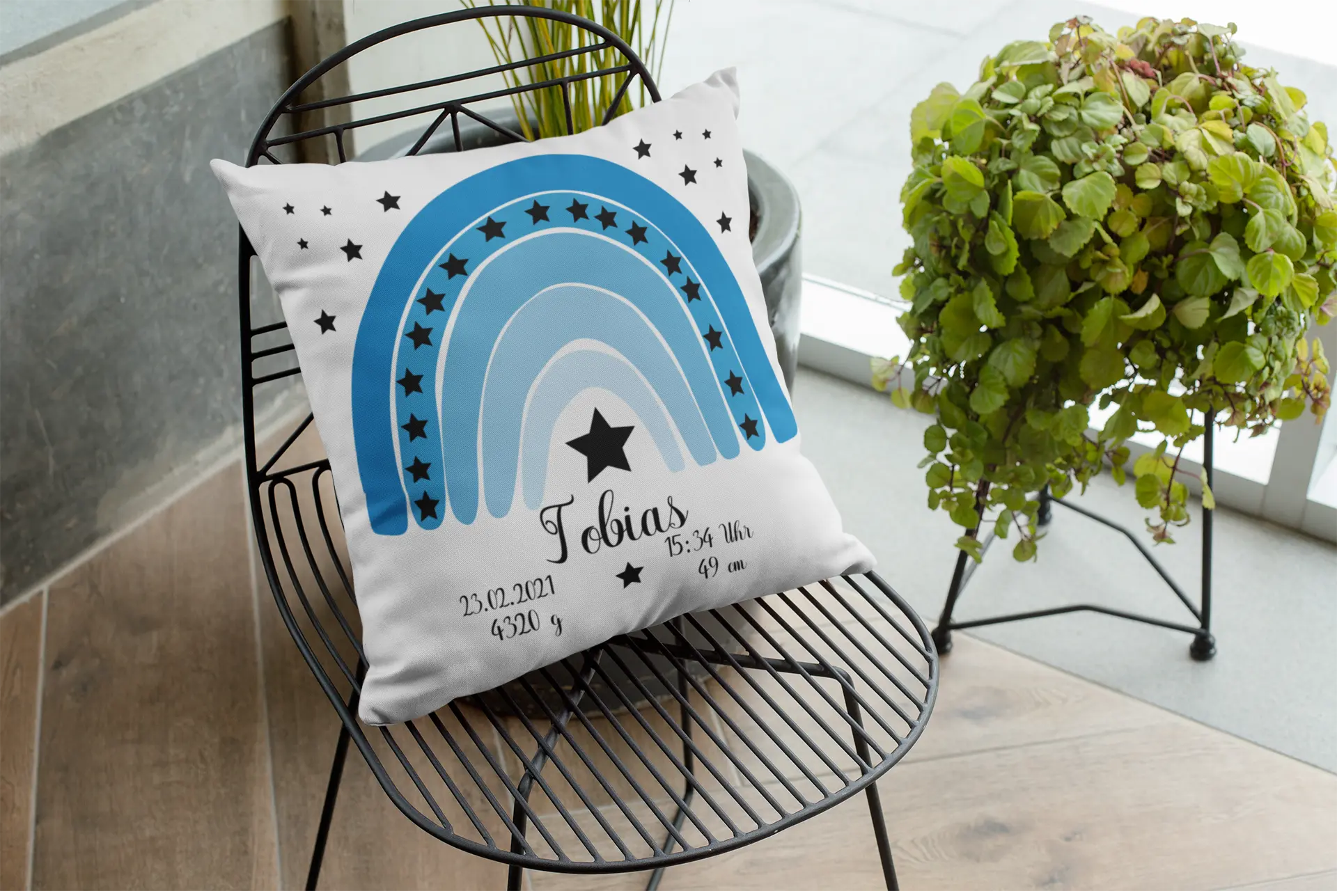 Kuschelkissen zur Geburt mit Regenbogen in Blautönen – modernes Design mit geschwungenem Regenbogen, zentralem Stern und personalisierten Angaben.