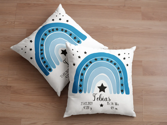 Baby-Kissen mit Sternenbogen und Geburtswerten – blauer Regenbogen mit schwarzem Stern in der Mitte, ergänzt durch Datum, Uhrzeit, Gewicht und Größe.