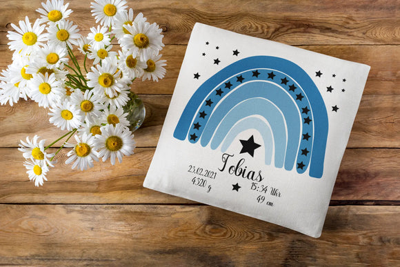 Geschenkidee zur Geburt mit minimalistischer Regenbogengrafik – schlichtes Design mit Blauschattierungen und dekorativen Sternen auf weißem Hintergrund.