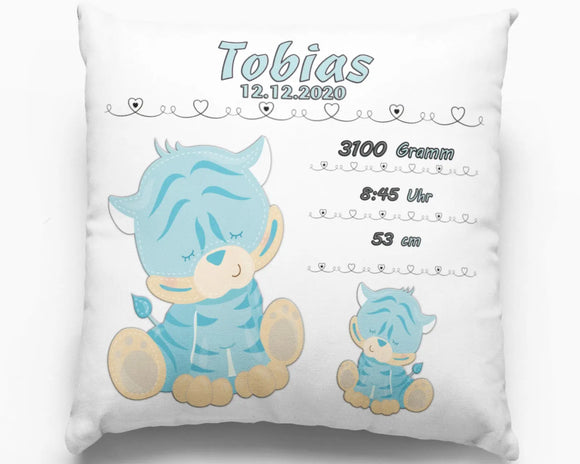 Geburtskissen mit schlafendem Baby-Tier in Blau – liebevoll gestaltetes Kissen mit niedlichem Fantasietier und verspielten Herzlinien.