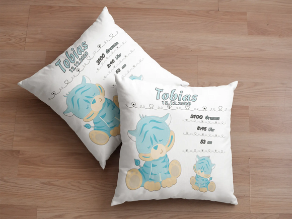 Babykissen mit zwei blauen Tierchen und Geburtsdaten – weiches Zierkissen mit schlafenden Tierfiguren und liebevollen Details.