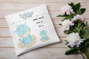 Weiches Baby-Kissen mit schlafender Tierfigur und Geburtsangaben – ideal für Jungenzimmer, mit herzlicher Gestaltung und sanften Farben.