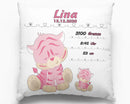 Rosafarbenes Geburtskissen mit schlafendem Fantasietier und Herzlinie – liebevoll gestaltetes Kissen mit Tiermotiv und Geburtsangaben.