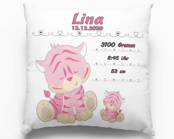 Rosafarbenes Geburtskissen mit schlafendem Fantasietier und Herzlinie – liebevoll gestaltetes Kissen mit Tiermotiv und Geburtsangaben.
