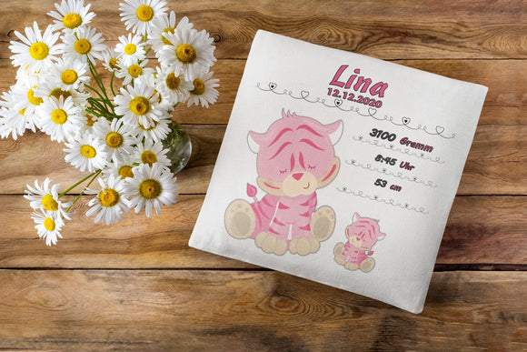 Dekoratives Babykissen mit schlafenden Tierfiguren und Geburtsdaten – sanfte Farben, Herzlinie und kindgerechtes Motiv.