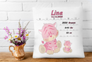 Zierkissen zur Geburt in Rosa mit zwei Fantasietieren und liebevollen Details – mit Angaben zu Gewicht, Größe und Uhrzeit.